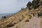 Caminhando na Ilha de Taquile, no lago Titicaca, no Peru